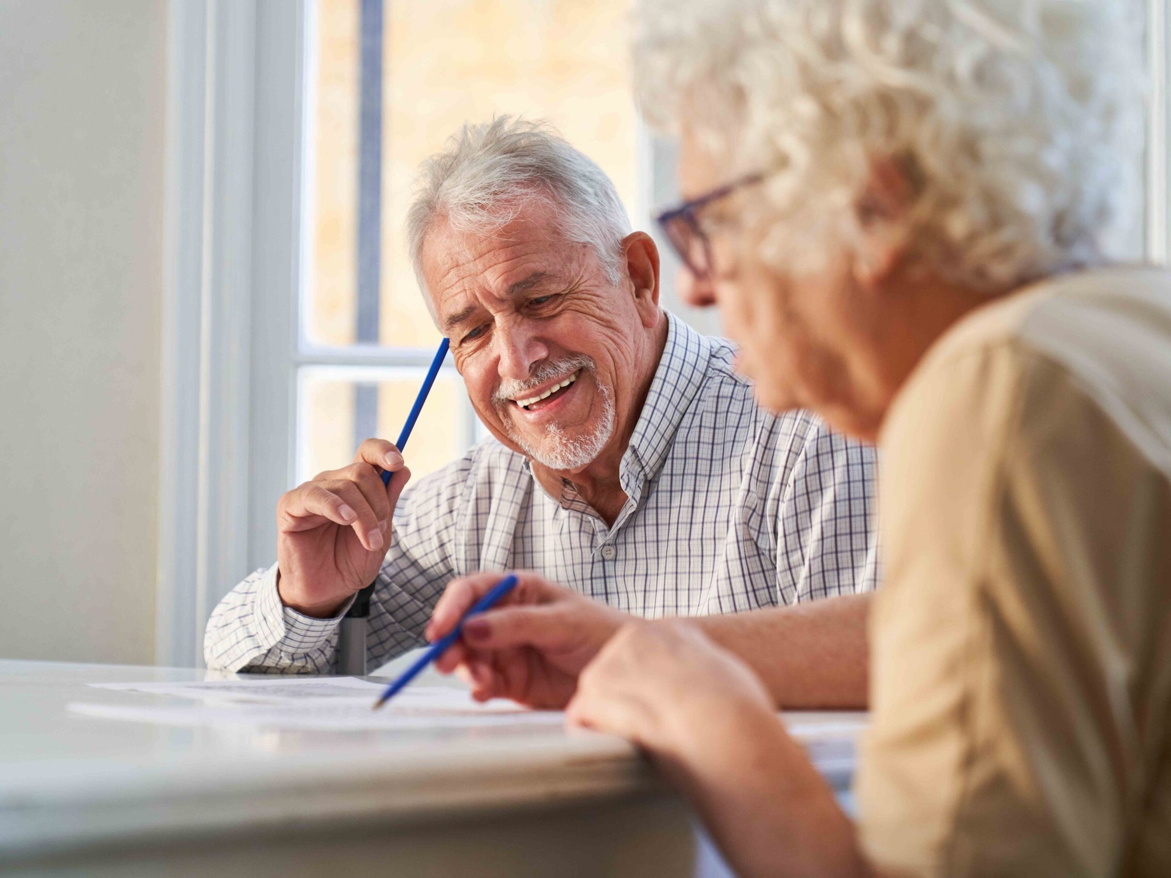 Gruppe von Senioren l&ouml;st ein R&auml;tsel